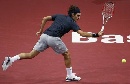 图文：ATP巴塞尔赛八强激战 费德勒反手救球