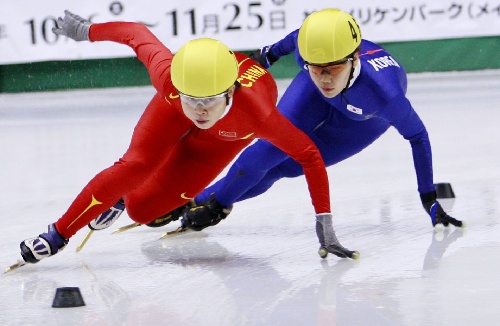 图文:短道速滑世界杯日本站 王蒙领先韩国对手