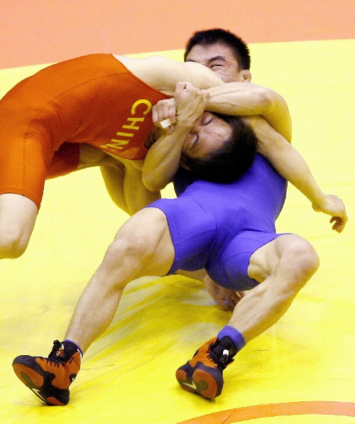 图文男子自由式摔跤55公斤级林矛大力扳对手