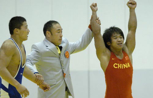 图文:城运会摔跤决赛 哈尔滨姜涛获74KG铜牌