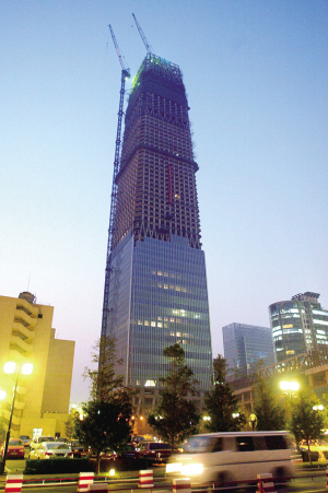 京城高楼封顶(图)