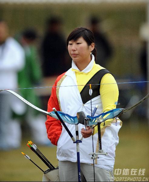 图文:女子射箭个人赛决赛 抚弓陷入深思