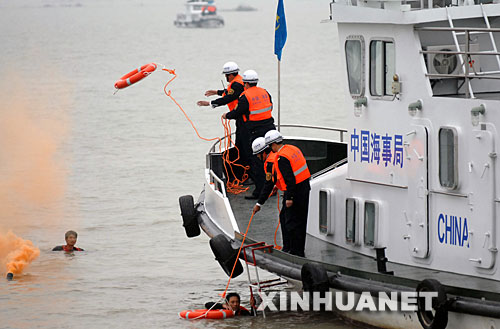 10月29日,搜救艇在演习中救援落水人.