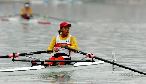 图文:赛艇女子8公里单人双桨 张杨杨在比赛中