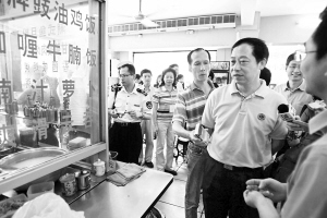 近期，市人大常委会副主任陈国安到越秀区的餐饮店视察创卫情况。通讯员 摄