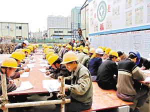 这是建设部组织的建筑工地农民工业余学校创建工作学习观摩会,观摩的