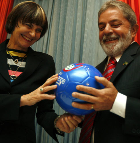 图文:08年欧洲杯用球 瑞士巴西总统手捧皮球