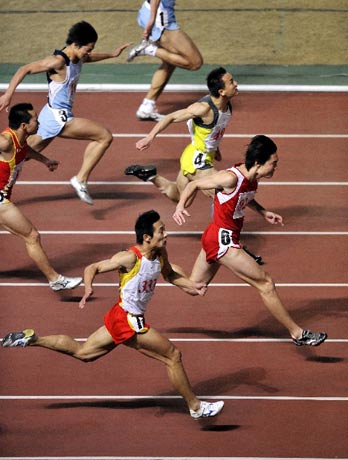 图文:城运会田径比赛 男子100米众星冲刺中