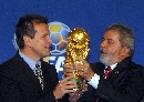 图文:巴西承办2014世界杯赛 总统邓加同举金杯