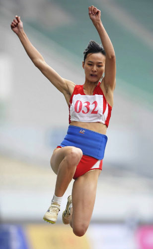图文:女子七项全能跳远比赛 宋丽娟从天而降