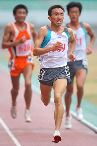 图文:城运会田径赛 男子5000米无锡林向前夺冠