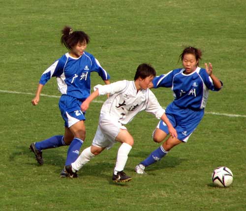 图文：女足半决赛大连点杀广州 广州队二人包夹
