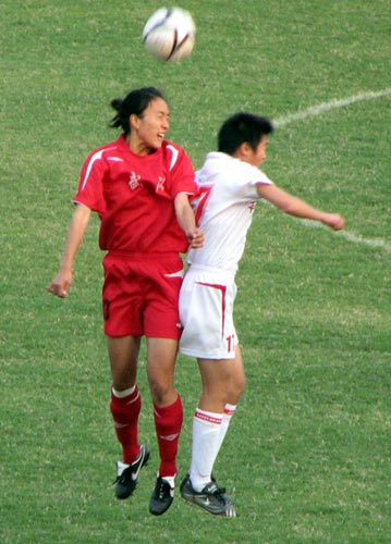 图文：城运会女足半决赛 双方同时跃起争顶头球