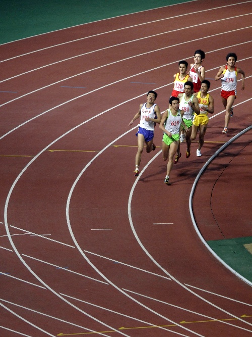 图文:班磊获城运男子800米冠军 全力冲过弯道