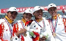 图文：女子2000米四人单双桨武汉夺金 奖台合影