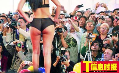 观众内衣秀在性文化节场中"人气"最旺,不少情趣占据地形有利一饱女友身穿的情趣透明小诗衣裙图片