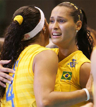 图文:巴西女排美女杰奎琳 胜利一刻落泪
