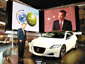 10月24日，本田福井威夫社长在东京车展上与本田新一代轻型跑车“CR-Z”一起亮相。