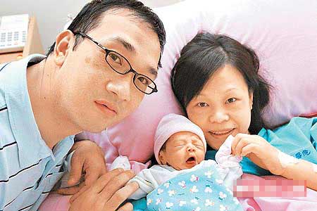 彭佳慧（右起）昨与儿子“Brandon”、老公王丕仁在医院拍全家福照片。