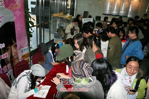 人头攒动的展台