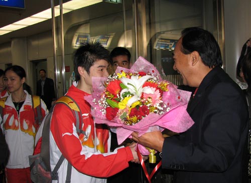 图文：中国蹦床队载誉抵京 高健机场迎接运动员