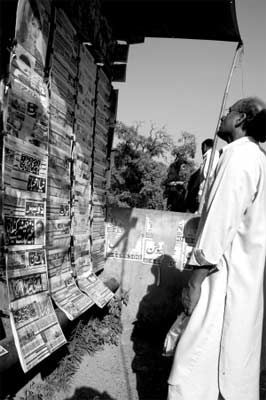 巴基斯坦一男子在伊斯兰堡街头读报纸。新华社发
