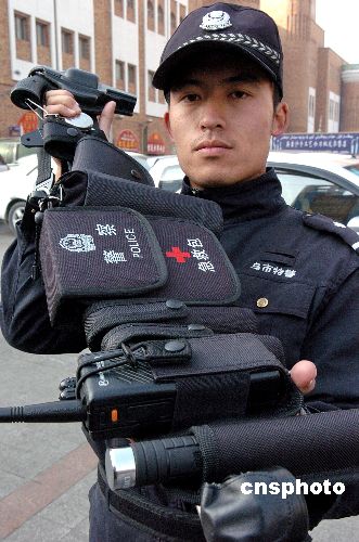 乌鲁木齐特警配最新警用装备在街头巡逻(组图)