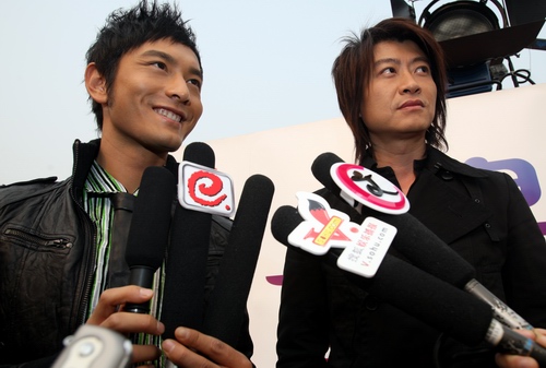 游鸿明（右）、黄晓明现场接受媒体采访