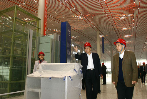 朱善璐、李炳华在新建T3航站楼调研