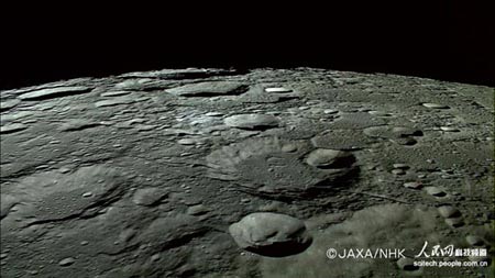 11月7日，日本公开“月亮女神”卫星拍摄的月球表面照片。