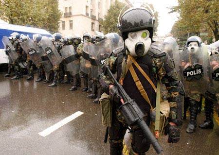 11月7日，格鲁吉亚首都第比利斯，防暴警察在街头警戒。
