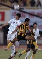 图文:[亚青赛]国青1-0马来西亚 张琳�M拼抢头球