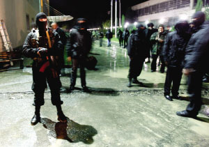 7日晚,格鲁吉亚警察在第比利斯电视台外警戒.新华社/路透