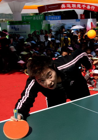 乒乓球世界冠军杨影与现场观众交流乒乓球技艺