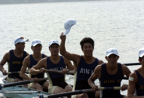 图文:中国大学赛艇公开赛 武汉体院队挥手致意