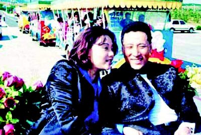 图文:三口之家李永波和谢颖 老夫妻间悄悄话