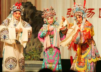 当王玉兰(右一)扮演的百花公主一出场，便赢得了观众的掌声。