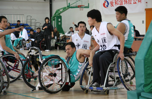 图文:奥组委人员观摩轮椅篮球赛 比赛激烈