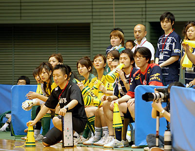 图文：日本国内女足比赛画面 一起为队员加油