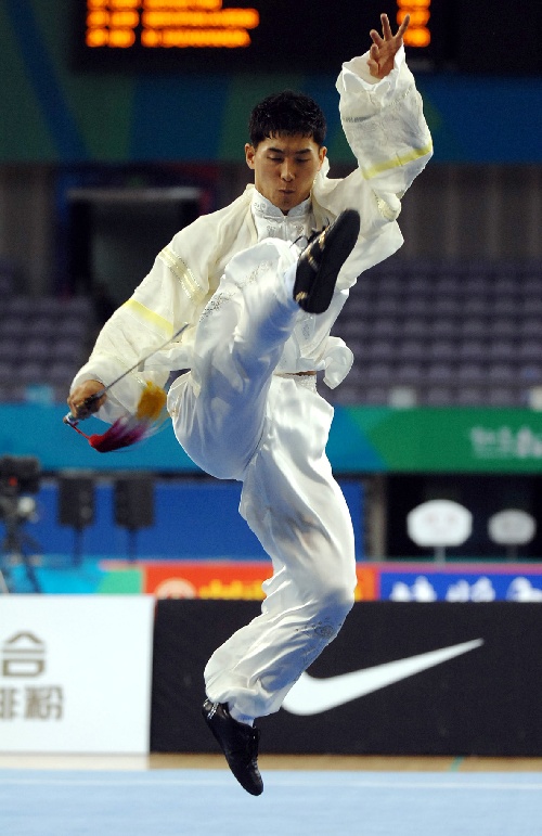 武术世锦赛男子太极剑韩国选手李在衡飞跃起