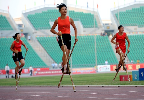 图文:[民族运动会]高脚竞速 女子200米最后时刻