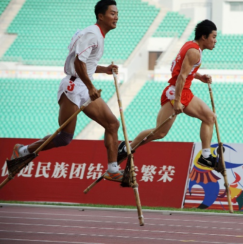 图文:[民族运动会]高脚竞速 男子200米决赛拼杀