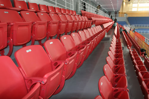 图文：北京科技大学体育馆竣工 东西侧红色座席