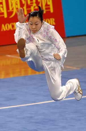 图文:武术世锦赛战况激烈 香港女选手表演太极