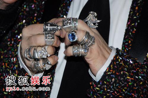 组图:设计师卡尔满手戒指口红鲜艳 疑有怪癖