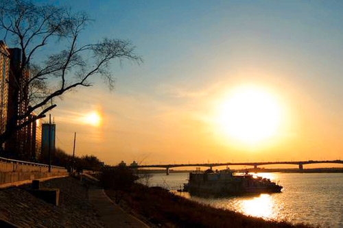 哈尔滨出现两个太阳的幻日奇观(组图)