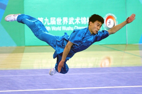 图文:武术世锦赛男子长拳 科尔文·王腾空而起