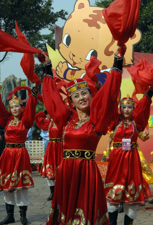 图文:民运会大团结大联欢 蒙古族表演舞蹈