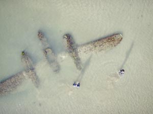 英国海滩发现二战战机 沙石吹落才被人发现(图