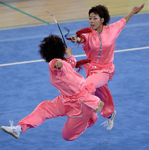 图文:[武术世锦赛]女子对练赛况 剑花令人目眩